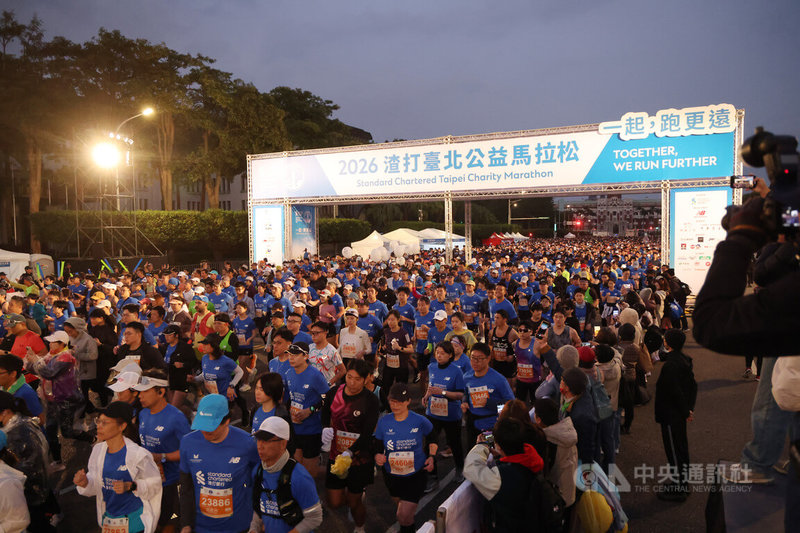 2026渣打台北公益馬拉松11日上午五點半在總統府前凱達格蘭大道起跑，全馬、半馬、11K跑者在夜色中出發，邁向終點。中央社記者張新偉攝 115年1月11日