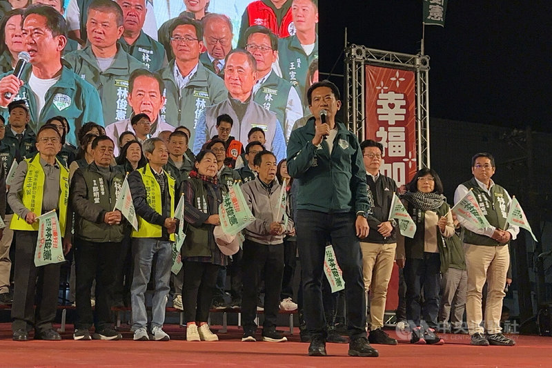 投入民進黨台南市長初選的立委林俊憲（前）11日下午在永康區舉辦大台南團結大會，他說，國民黨最害怕團結的民進黨，強調只要自己出線，民進黨會在第一時間全部團結在一起。中央社記者楊思瑞攝　115年1月11日