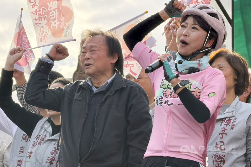 民進黨台南市長初選民調即將展開，立委陳亭妃（前右）11日完成鐵馬行最後一天行程，下午抵達永華市政中心前，並舉辦造勢活動，立委王世堅（前左）到場力挺。中央社記者楊思瑞攝　115年1月11日