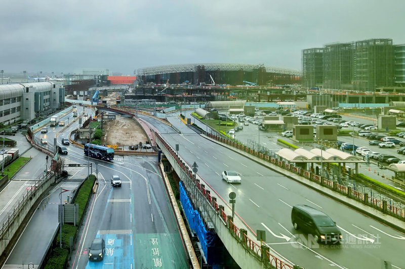 桃園國際機場公司前工程處長林文楨涉嫌在辦理桃園機場第三航站工程標案期間，洩漏標案資料協助廠商備標，遭桃園地方檢察署依公務員洩漏國防以外應秘密文書罪起訴。機場公司11日表示，相關工程不受影響持續推動。中央社記者吳睿騏桃園機場攝　115年1月11日