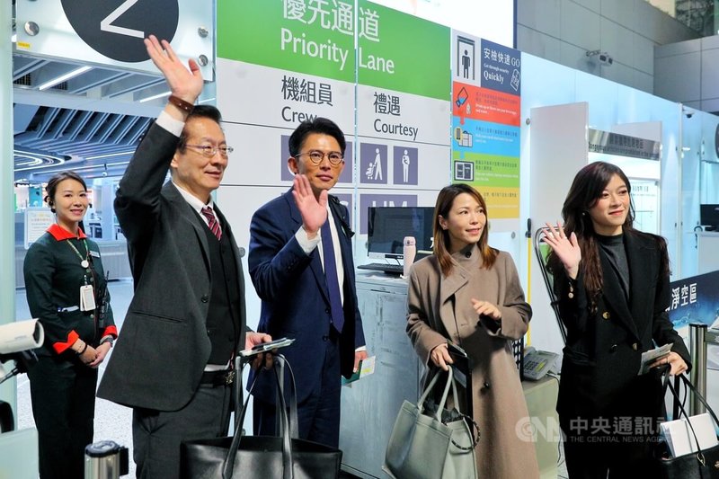 台灣民眾黨主席黃國昌（右3）11日晚間率團赴美國首府華盛頓，他表示，這次到華府進行的拜訪行程非常緊湊，預估在華府時間12日清晨落地，隨即進行一整天政府部門的拜會，12日下午結束後，晚上就會直接從華盛頓搭機返台，預計在14日清晨返抵國門。中央社記者吳睿騏桃園機場攝　115年1月11日