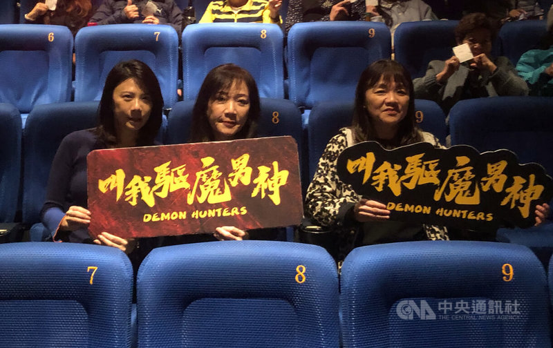 基隆市政府首度補助的電影「叫我驅魔男神」，11日在基隆秀泰影城舉辦特映會，市府綜合發展處長陳瑋（前左起）、出品人徐順理、導演陳玫君出席。中央社記者王朝鈺攝　115年1月11日