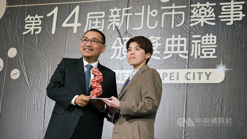 新北市政府11日舉辦第14屆藥事服務獎頒獎典禮，市長侯友宜（左）一一頒獎表揚12名獲獎藥師。中央社記者王鴻國攝 115年1月11日