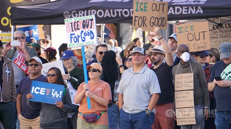 洛杉磯響應美國多地發起「ICE永遠滾蛋」(ICE Out For Good)示威,抗議移民暨海關執法局(ICE)行徑。活動主題標語for Good既為永久之意,另Good也是遭到ICE探員槍擊身亡的女性古德(Renee Good)姓氏。中央社記者林宏翰洛杉磯攝 115年1月11日