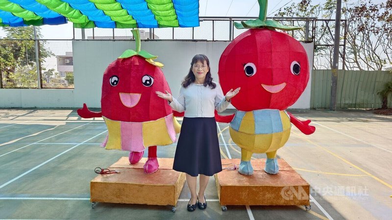 嘉義縣重寮國小以在地農特產牛番茄與玉女番茄，創造出「番哥、茄妹」花燈參加2026台灣燈會全國花燈競賽，要讓在地產業在燈會中閃耀。圖中為重寮國小校長林杏芳。中央社記者蔡智明攝　115年1月11日