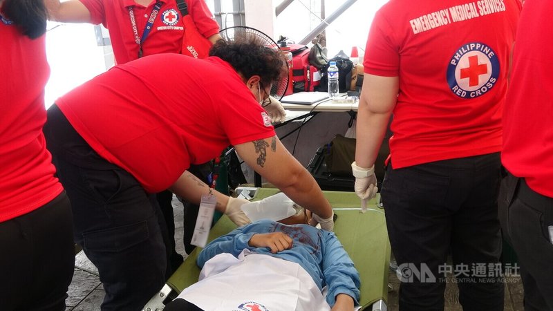 菲律賓天主教規模最大年度宗教盛事「黑色拿撒勒節」遊行，9日在馬尼拉市舉行，今年傳出4人死亡、千餘人受傷憾事。圖為救護人員在急救站為一名昏厥民眾提供醫療服務。中央社記者林行健馬尼拉攝 115年1月11日