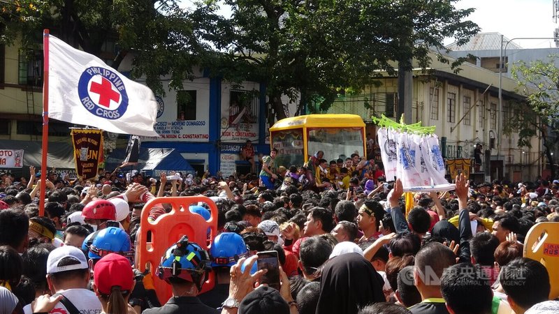菲律賓天主教規模最大年度宗教盛事「黑色拿撒勒節」遊行，9日在馬尼拉市舉行。由於每年都會有人受傷，菲律賓紅十字會等救護單位都會在現場支援及待命。中央社記者林行健馬尼拉攝 115年1月11日