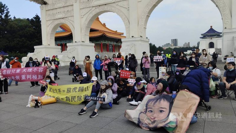 「護兒少、反廢死大遊行」11日在台北舉行，隊伍下午從青島東路出發，繞行總統府，並到中正紀念堂靜坐，呼籲社會關注兒童保護議題，並反對廢死。中央社記者汪淑芬攝　115年1月11日