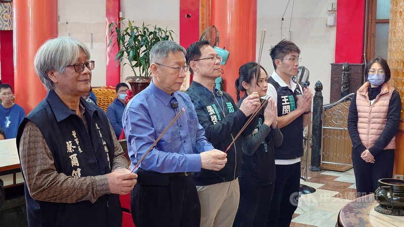 民眾黨前主席柯文哲（前左2）、立委張啓楷（前左3）11日至嘉義市九華山地藏庵參拜，隨後拜會國民黨嘉義市議員陳家平。中央社記者蔡智明攝　115年1月11日
