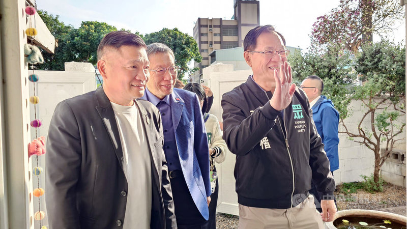 民眾黨前主席柯文哲(中)11日陪同立委張啓楷(前右),拜會國民黨嘉義市議員陳家平(左)。中央社記者蔡智明攝 115年1月11日