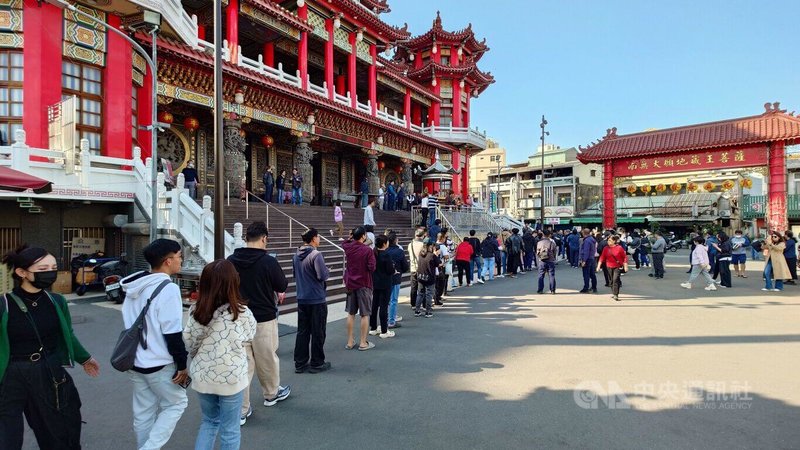 民眾黨前主席柯文哲11日至嘉義市九華山地藏庵參拜,吸引近百名民眾排隊合影。中央社記者蔡智明攝 115年1月11日