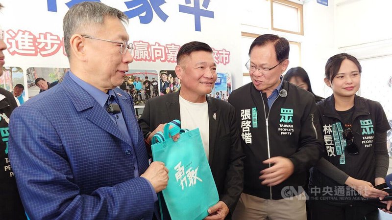 民眾黨嘉義市長參選人、立委張啓楷（左3）11日在民眾黨前主席柯文哲（左1）陪同下，拜會國民黨嘉義市議員陳家平（左2），柯文哲特別贈送禮品祝陳家平生日快樂。中央社記者蔡智明攝　115年1月11日