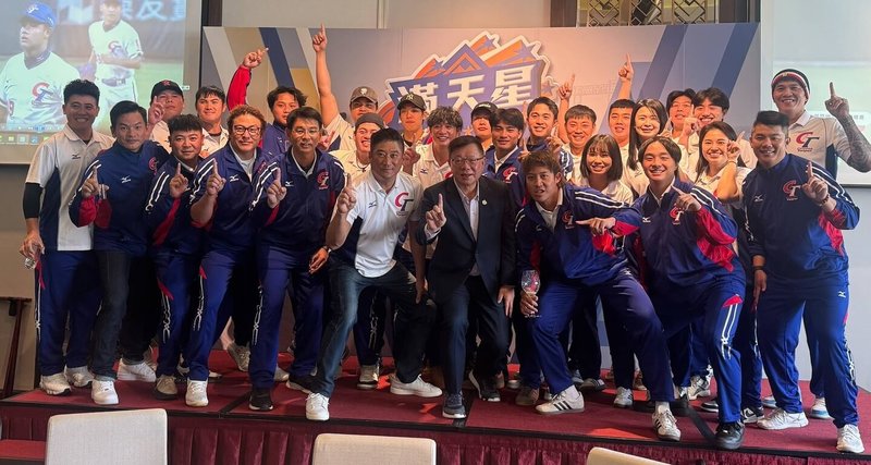 新上任的中華奧會主席蔡家福（前排西裝者）11日受邀參加中華民國棒球協會舉辦的「2025年滿天星中華代表隊感恩餐會」，期許棒球代表隊能在2026年名古屋亞洲運動會及2028年洛杉磯奧林匹克運動會中延續佳績、再創高峰。（中華奧會提供）中央社記者黎建忠傳真　115年1月11日