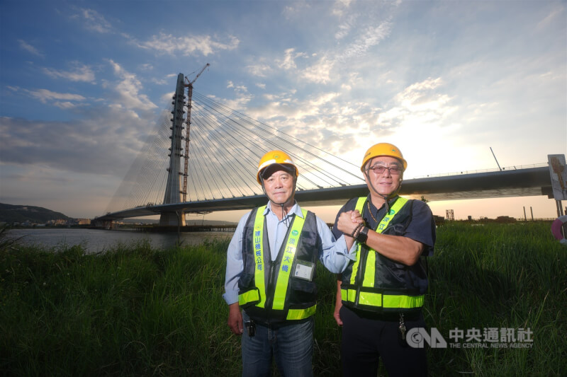 建山機械董事長張慶成（右）、總經理張慶宗（左）兄弟檔在淡江大橋工程中分工明確，無縫接軌3年多時間，張慶成長期駐守宜蘭工廠，負責製作、設備研發、材料調度，張慶宗幾乎天天在工地。中央社記者徐肇昌攝　115年1月11日