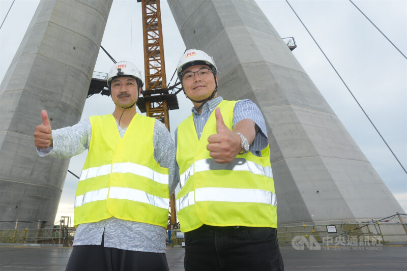 淡江大橋PERI Japan 專案經理黃銘祥（右）在日本打拚近30年，返台參與淡江大橋主橋塔模板工程，這對他是而言，是一段「回家築橋」的人生歷程。中央社記者徐肇昌攝 115年1月11日