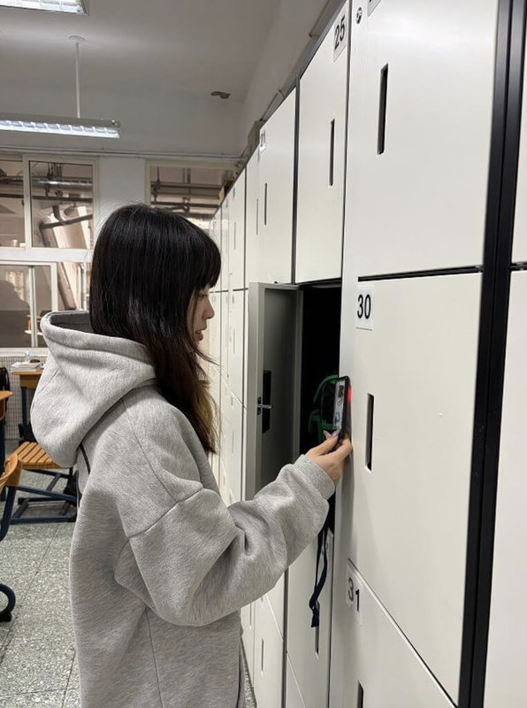 台北市教育局表示114年起連續3年要投入逾新台幣11億元改善國高中職普通教室，例如內湖高工導入智慧感應收納櫃，用學生證感應即可開啟，善用可減輕書包重量。（台北市教育局提供）中央社記者楊淑閔傳真　115年1月11日