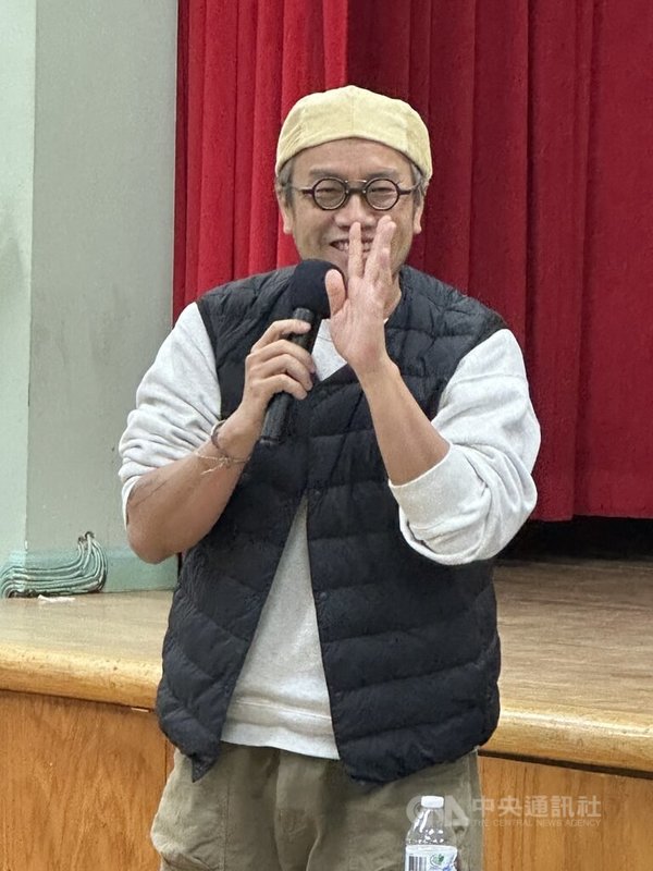 台灣原創音樂劇「勸世三姊妹」導演曾慧誠在紐約台灣會館說明與美國製作方合作經驗。中央社記者廖漢原紐約攝 115年1月11日