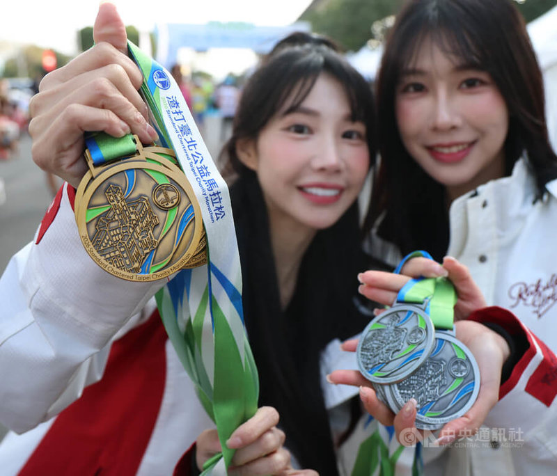 2026渣打台北公益馬拉松11日落幕，主辦單位頒發的各組別完賽獎牌大搞烏龍，賽事英文名稱2026 Standard Chartered Taipei Charity Marathon的Marathon（馬拉松）竟刻成Marathan。中央社記者張新偉攝　115年1月11日