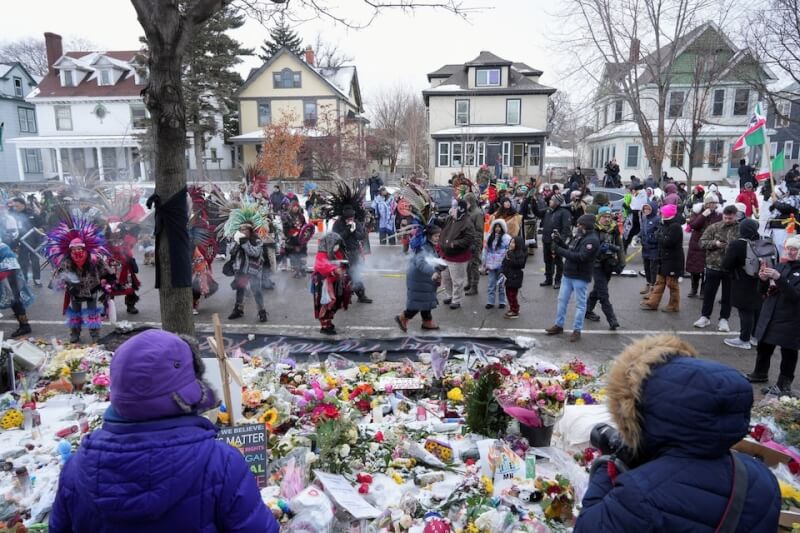 反對美國移民暨海關執法局的示威者10日在明尼阿波利斯抗議。（路透社）