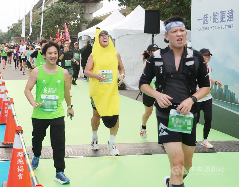 2026渣打台北公益馬拉松11日上午五點半在總統府前凱達格蘭大道起跑，半馬跑者穿香蕉裝參與路跑，最終順利跑回大佳河濱公園的終點。中央社記者張新偉攝 115年1月11日