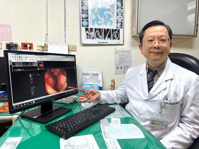 44歲男子長期血便就醫檢查發現腸道內有3公分的腫瘤。衛福部豐原醫院腸胃科主任黃泰銘（圖）指出，患者確診時僅44歲，尚未符合現行公費大腸癌篩檢年齡，卻已發現惡性腫瘤，顯示近年臨床上大腸癌確實有年輕化趨勢。（豐原醫院提供）中央社記者趙麗妍傳真　115年1月12日