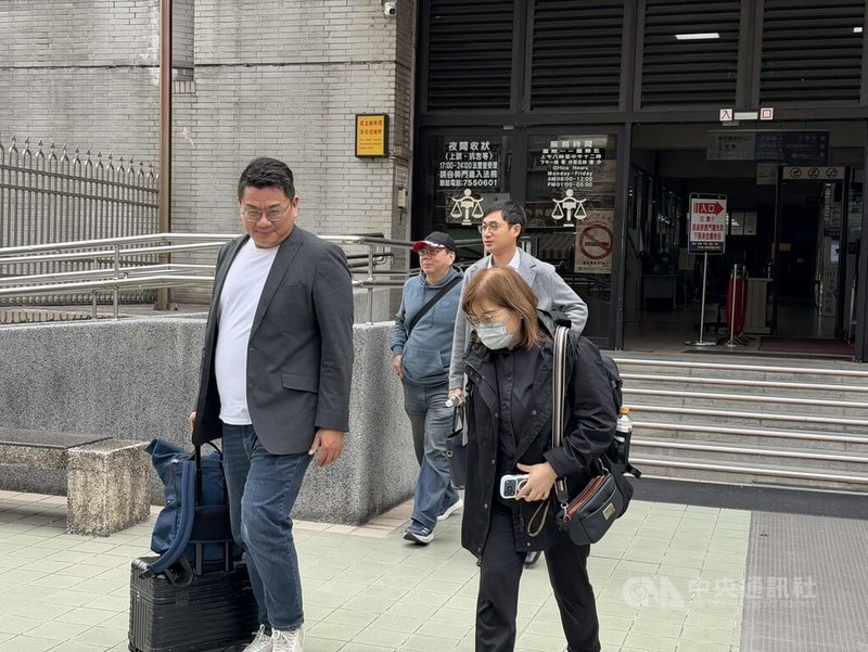 屏東地方法院12日針對民進黨山地原住民立委伍麗華罷免提議涉不實連署案開庭，國民黨組發會副主委黃碧雲（前右）出庭並認罪。中央社記者李卉婷攝　115年1月12日