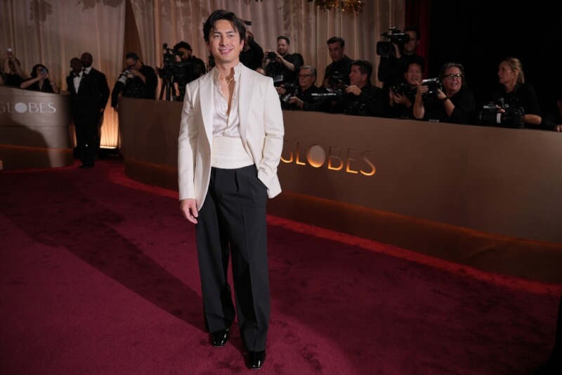 「烈愛對決」主演哈德遜威廉斯（前）11日出席金球獎擔任頒獎人。（美聯社）