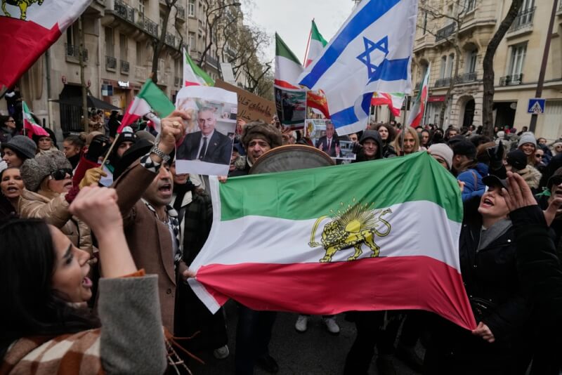 法國巴黎逾2000人示威，聲援伊朗人民的抗議活動。（美聯社）