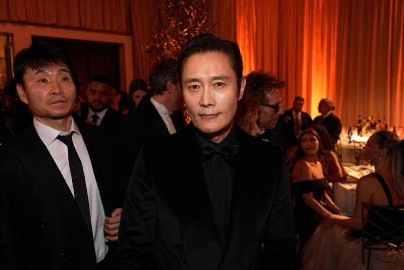 韓國演員李秉憲（中）入圍音樂喜劇類最佳男主角。（美聯社）