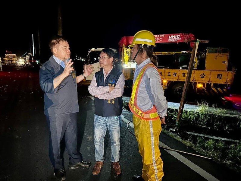 颱風楊柳民國114年造成東部大規模停電，經民進黨立委陳瑩、莊瑞雄成功爭取行政院核定總經費約新台幣6億元、總長度約12.52公里的「台東電纜地下化工程」，將於今年上半年動工。圖為莊瑞雄（左）風災後到池上鄉關心停電狀況。（民進黨立委莊瑞雄服務處提供）中央社記者李先鳳傳真　115年1月12日