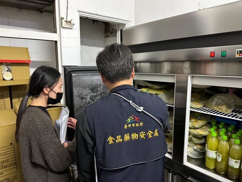 台中市北區有連鎖手搖飲店家遭控飲料出現異物，食安處人員12日前往稽查，雖未發現飲品及原料異常，但發現冰箱內食材有交互污染風險等衛生缺失，將另行派員複查改善情形。（民眾提供）中央社記者趙麗妍傳真　115年1月12日
