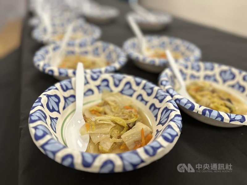 旅美23年的李欣怡11日攜手多名樂手共同演出,呈現融合東西方樂器改編的台語經典老歌,有如「白菜滷」配料豐富卻又無違和。現場也提供這道台式美食供觀眾享用。中央社記者侯姿瑩馬里蘭州攝 115年1月12日