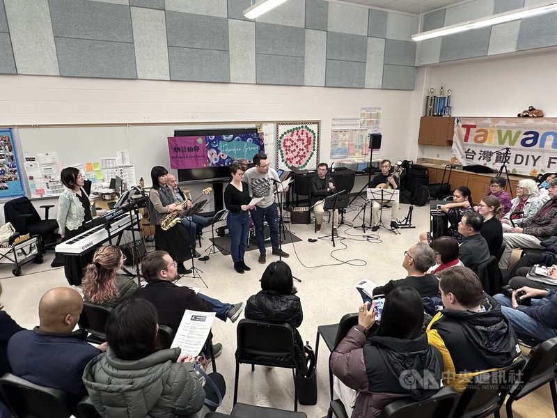 旅美23年的李欣怡終於實現素人製作音樂專輯的夢想,她11日攜手台灣及美國樂手在華府台灣學校演出,並邀請學習中文的美國人助陣,以中文介紹曲目。中央社記者侯姿瑩馬里蘭州攝 115年1月12日