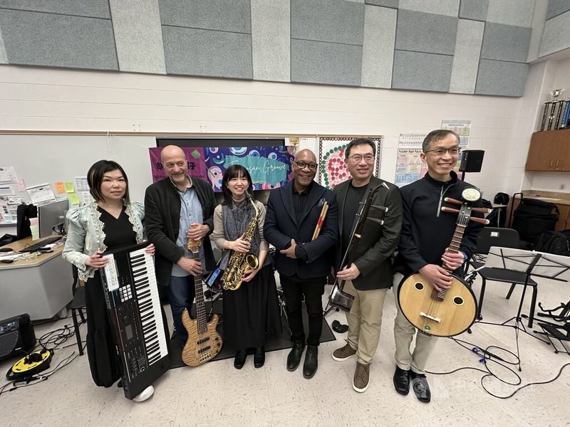 旅美23年的李欣怡（左）去年實現素人製作音樂專輯的夢想，她11日攜手台灣及美國樂手在華府台灣學校演出，呈現融合東西方樂器改編的台語經典老歌。中央社記者侯姿瑩馬里蘭州攝　115年1月12日