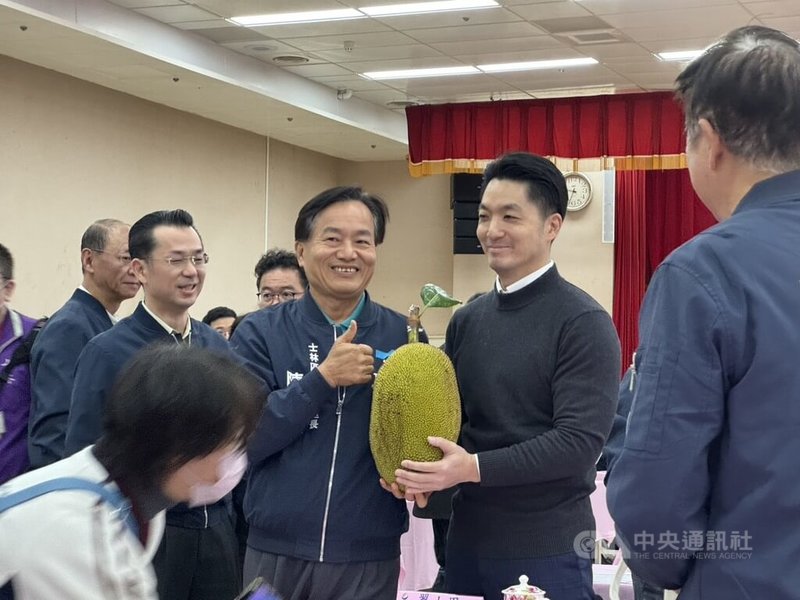 台北市長蔣萬安（右2）12日出席士林區115年「市長與里長有約」座談會，會前受訪表示，將盡可能參考國外作法，設置吸菸區或吸菸室，在年底前推動「台北無菸城市」，打造友善公共環境。中央社記者楊淑閔攝　115年1月12日