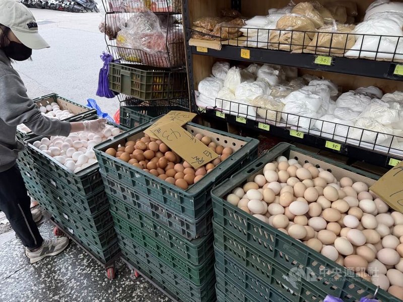 天冷時蛋雞產蛋的數量就會減少，最近一波波冷氣團來襲，而冬天的雞蛋銷量原本就比較大，尤其是火鍋店，所以蛋價上揚。圖為台北市大同區一家雜糧行販售雞蛋。中央社記者徐肇昌攝　115年1月12日ˉ