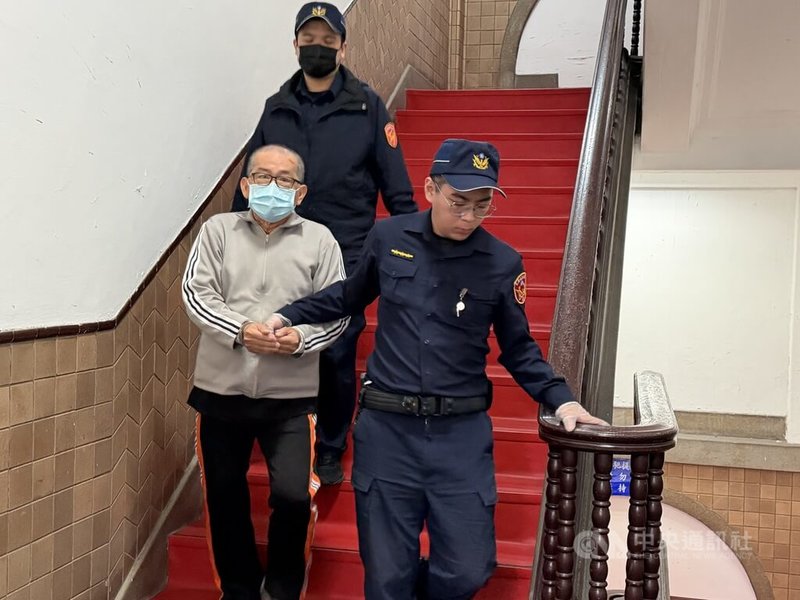 調查局前調查官郭詩晃（前左）涉收賄新台幣500萬元，判刑12年定讞入監服刑。他12日出庭表示，洪姓金主根本沒有拿裝有500萬元的水果箱到他家，他冤枉又無辜，並未收賄，請求裁准開始再審。中央社記者劉世怡攝　115年1月12日