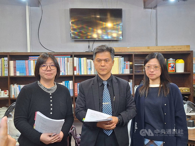 教育部修正發布校事會議制度相關辦法，12日由國教署長彭富源（中）、人事室主任曾瓊慧（左）、秘書室專門委員甘玫瑛（右）說明修法內容。中央社記者許秩維攝　115年1月12日