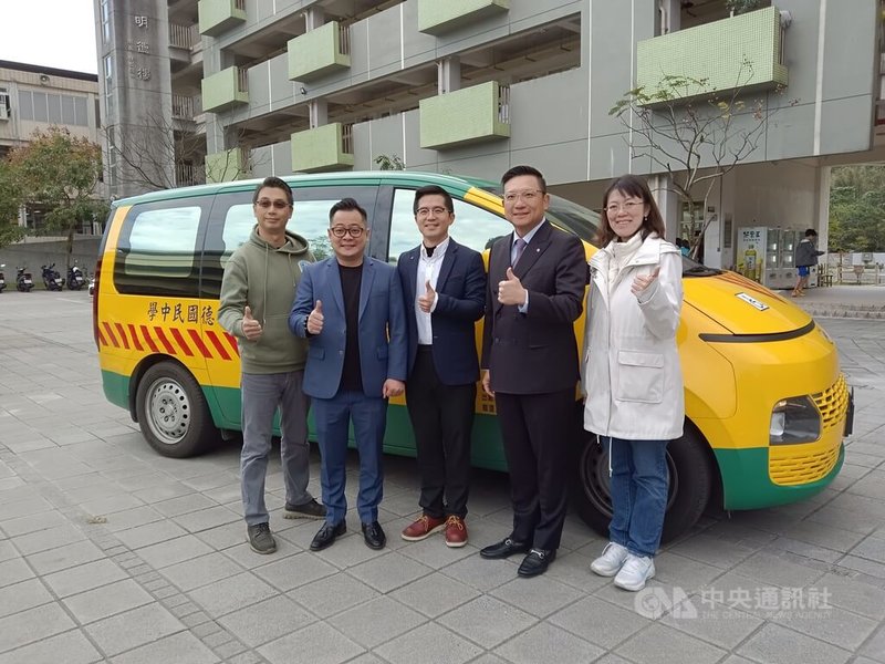 基隆市議長童子瑋（左2）攜手陽明海運，媒合善心企業，12日捐贈明德國中一輛特教車，市府教育處副處長楊永芬（右）、陽明海運董事長蔡豐明（右2）等人出席捐贈活動。中央社記者王朝鈺攝　115年1月12日