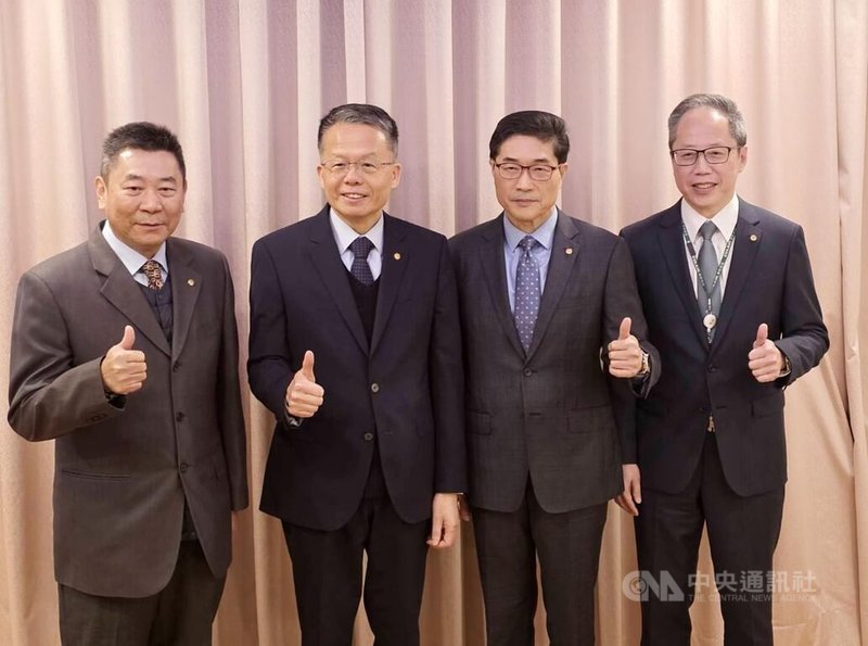 長榮航空2025年營運持穩，總經理孫嘉明（左2）表示，看好2026年客貨運成長，全年營運將力拚超越2024年水準，再創新高。中央社記者江明晏攝　115年1月12日