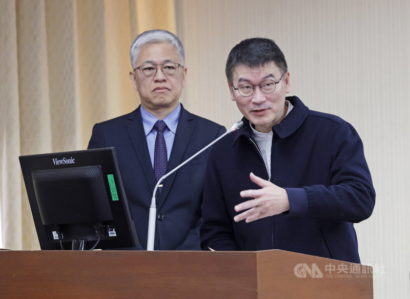 立法院內政委員會12日審查反滲透法部分條文修正草案，邀請陸委會副主委梁文傑（右）、內政部次長吳堂安（左）列席備詢。有立委提案設「1年門檻」防輕判，梁文傑表示，這應該也是反映反滲透法過去案例，經常有輕判狀況，所以陸委會尊重立委討論。中央社記者裴禛攝　115年1月12日