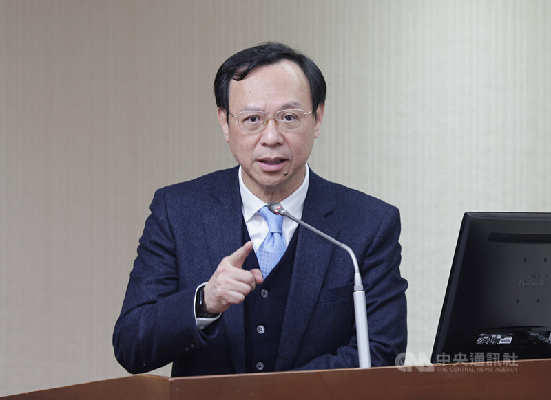 針對在野黨推動台灣未來帳戶政策，衛福部長石崇良（圖）12日在立法院表示，兒童是國家未來的主人翁，政府一定會盡全力照顧，但是資源有限，可能會排擠更加需要優先被照顧的族群。普惠式的未來帳戶，恐怕將造成財務與資源上的相對排擠。中央社記者裴禛攝　115年1月12日