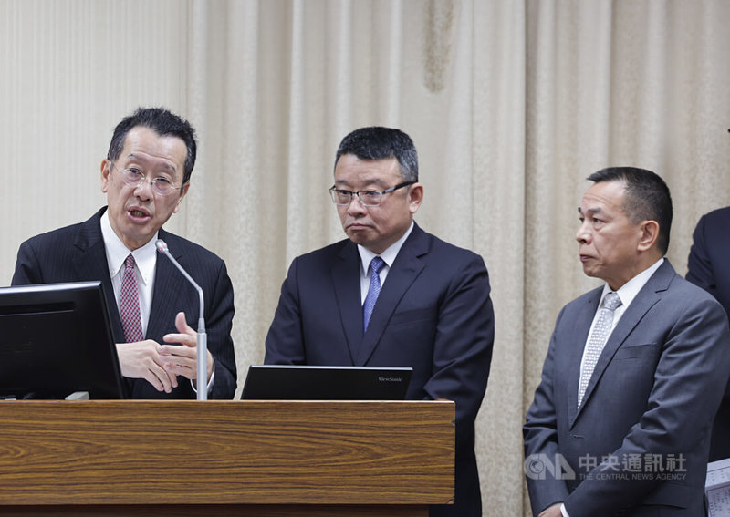 立法院外交及國防委員會12日邀請國防部長顧立雄（左）報告「國軍如何強化戰場持續戰力，對於戰時高消耗情境下，彈藥籌獲之應變作為與規劃」；軍備局長林文祥（中）、陸軍參謀長陳建義中將（右）等人同台備詢。中央社記者裴禛攝　115年1月12日