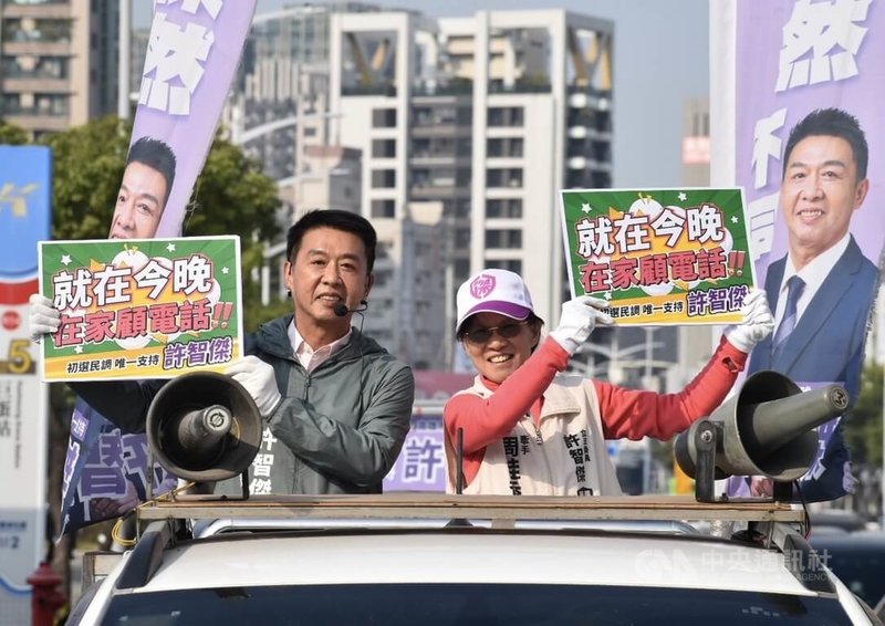 民進黨高雄市長初選民調12日晚間登場,立委許智傑(左)在妻子周桂香(右)陪同下進行車隊掃街,呼籲市民今晚在家顧電話,他會努力到最後一刻。中央社記者董俊志攝 115年1月12日