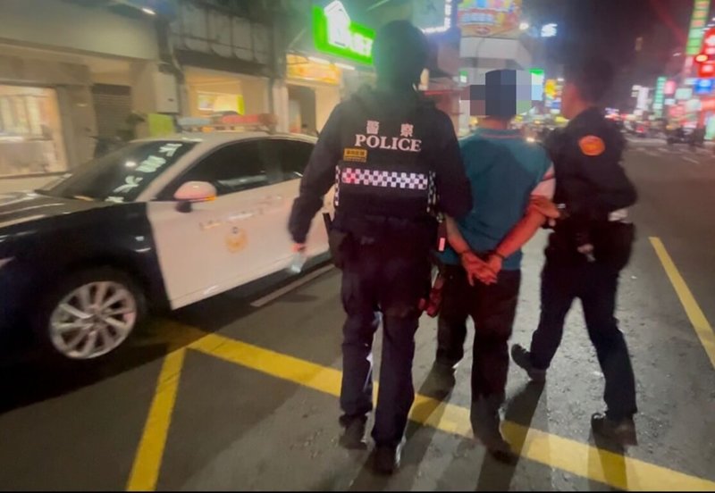 49歲許姓男子12日晚間酒後駕駛汽車，在高雄市前金區逆向行駛遭警方攔查，但許男涉嫌拒檢逃逸，後續於苓雅區街口被攔停，員警破窗將其逮捕，全案依涉犯公共危險、妨害公務等罪移送偵辦。（高雄市政府警察局新興分局提供）中央社記者張已亷傳真　115年1月12日