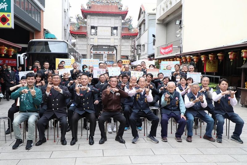 有鑑於2025年香港宏福苑大火釀嚴重死傷，嘉義市消防局長郭立昌（前排左4）12日說，市府已編列預算施行4項消安補助政策，盼提升社區整體防火防災能力。（嘉義市府提供）中央社記者姜宜菁傳真　115年1月12日