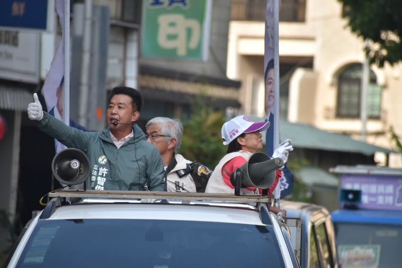 民進黨高雄市長初選參選人、立委許智傑(前左)12日持續車掃拜票,他說,初選民調是體現民意的重要程序,相信自己真實做事的態度最後會被看見。(許智傑辦公室提供)中央社記者蔡孟妤傳真 115年1月12日
