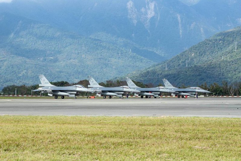 空軍表示，已完成F-16型機「天安2號」停飛期間特檢作業，並於12日恢復飛訓。圖為空軍五聯隊F-16型機於跑道滑行。（空軍提供）中央社記者游凱翔傳真　115年1月12日