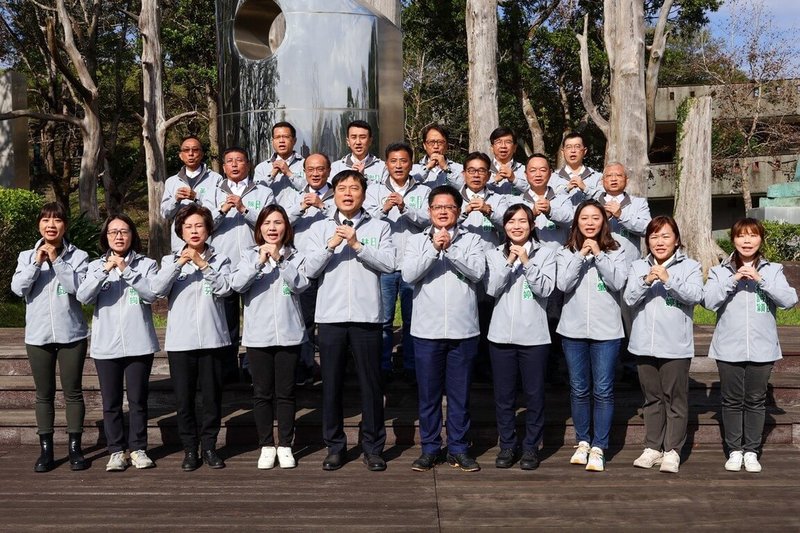 民進黨宜蘭縣長提名人林國漳（前左5）12日與黨籍鄉鎮市長、縣議員提名人，齊聚縣政中心協力擎天廣場拍攝拜年廣告，除向鄉親祝賀新年外，並宣示選戰「團結向前、全力拚勝選」的共同目標。（民進黨宜蘭縣黨部提供）中央社記者王朝鈺傳真 115年1月12日