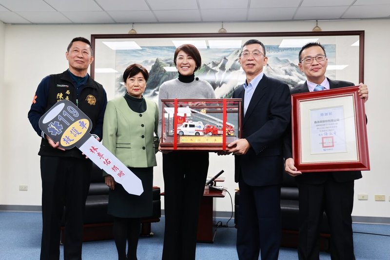 民進黨選對會建議提名新北市牙醫師公會理事長温世政參選南投縣長，南投縣長許淑華（左3）表示，民進黨提名的人選讓她驚豔，期待未來是一場君子之爭。圖為許淑華12日出席救護車捐贈儀式。（南投縣府提供）中央社記者吳哲豪傳真　115年1月12日